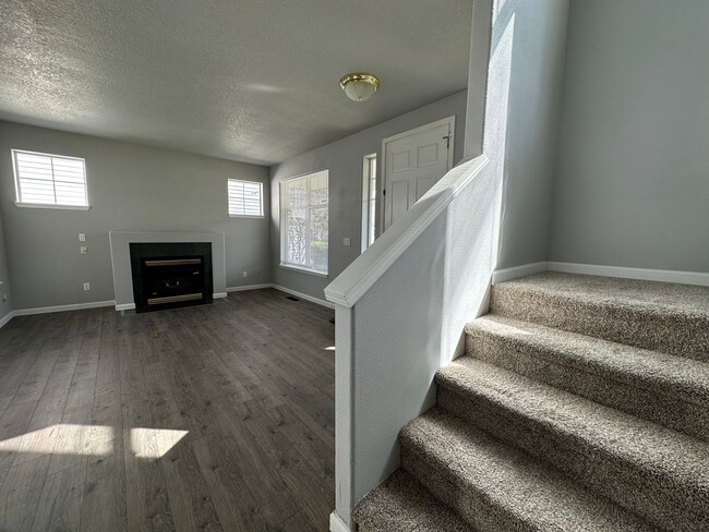 Building Photo - 3 Bedroom Beaverton Home with A/C!