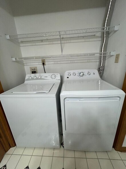 Building Photo - 55 Elderberry Ct