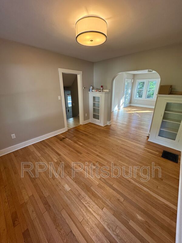 Building Photo - 107 N Meadowcroft Ave