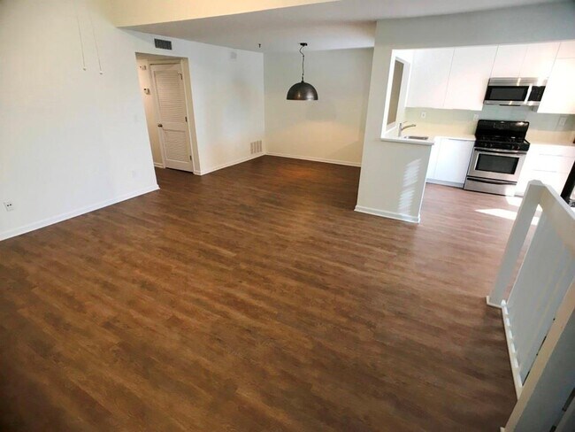 Building Photo - 1104 Riverview Dr