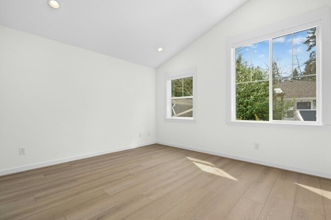 Building Photo - 3bd/2.75ba Redmond Home