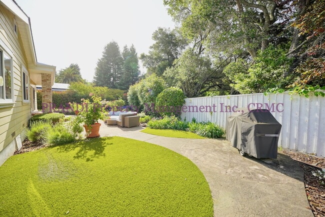 Building Photo - Country Club Home on Corner Lot, All One L...