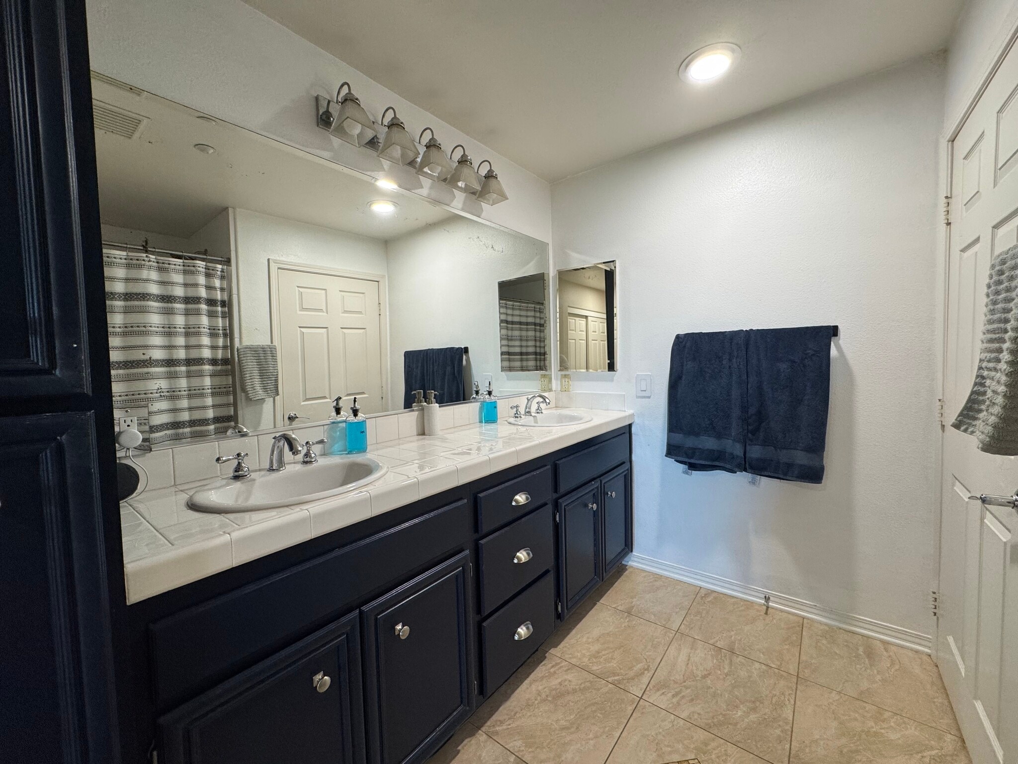 Building Photo - 243 Riverdale Ct