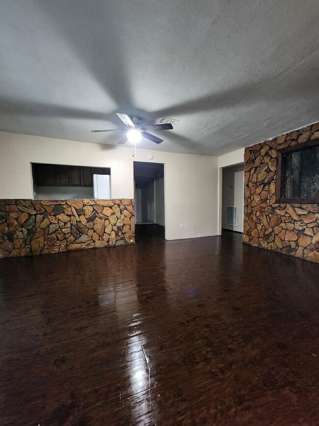 Building Photo - Three Bedroom One Bathroom Home For Rent !!