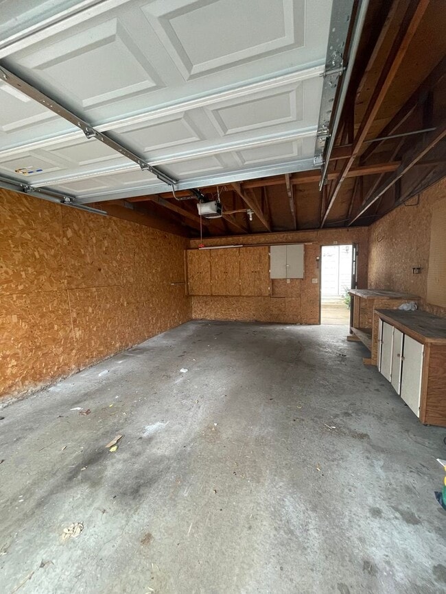 Building Photo - Spacious 3 BR / 2 BA Townhouse w/ Walkout ...