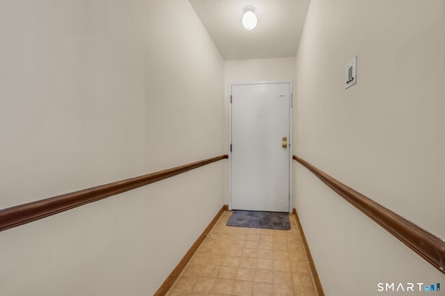 Building Photo - 1301 Twin Circle Dr
