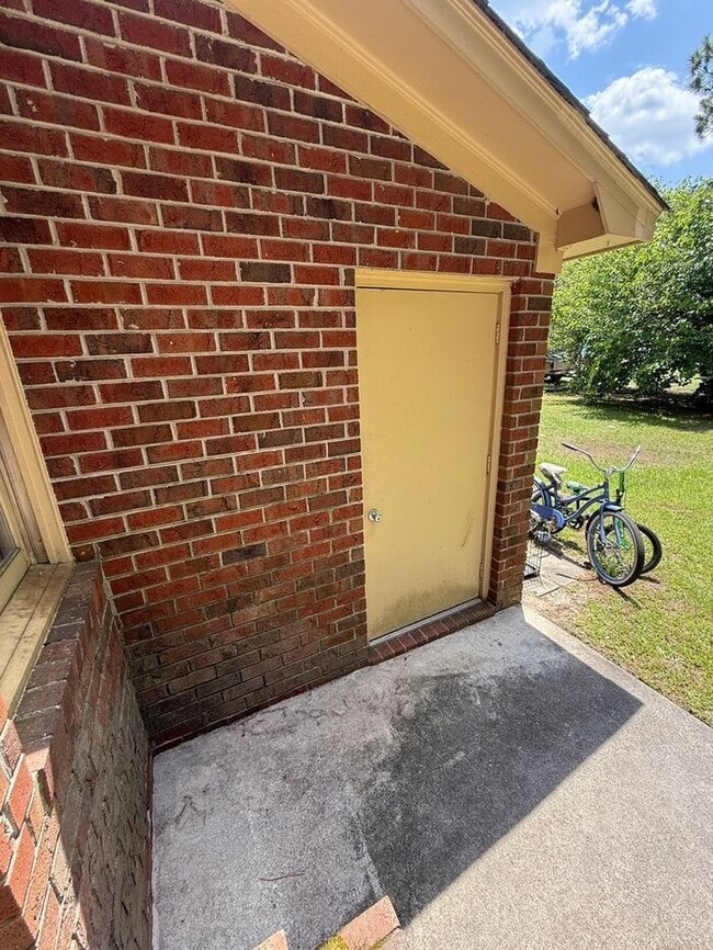 Building Photo - Two story duplex home! feels private like ...