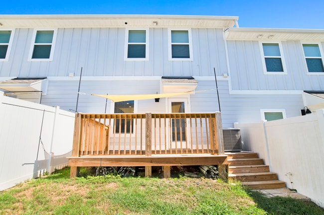 Building Photo - 3 bed gated community home with community ...
