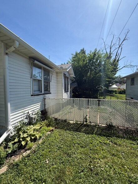 Building Photo - 722 S 16th St