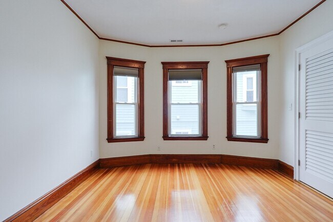 Building Photo - 294 Belmont St