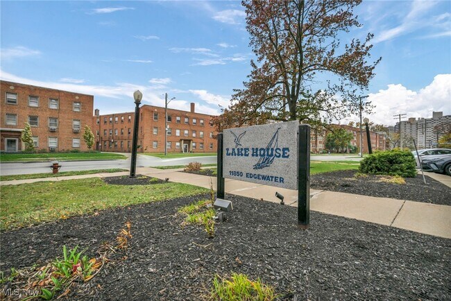 Building Photo - 11850 Edgewater Dr