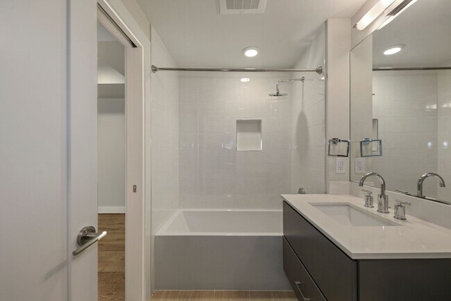 Building Photo - Professionally Managed // 2 bedroom 2 bathroom Modern Condo//  Adams Morgan// Parking Included!