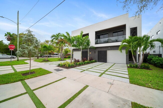 Building Photo - 547 NE 16th Ave