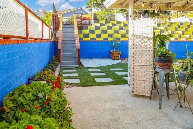 Building Photo - College Close 2 Bed 1 Bath