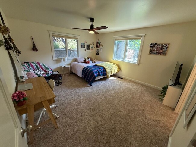 Building Photo - 3 Bed 2 Bath Large Beautiful Home