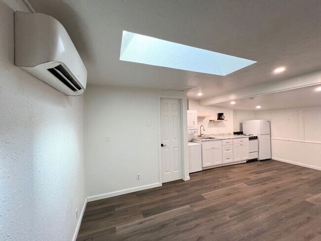 Building Photo - R301- 301 1/2