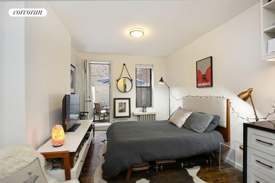 Building Photo - 256 W 15th St