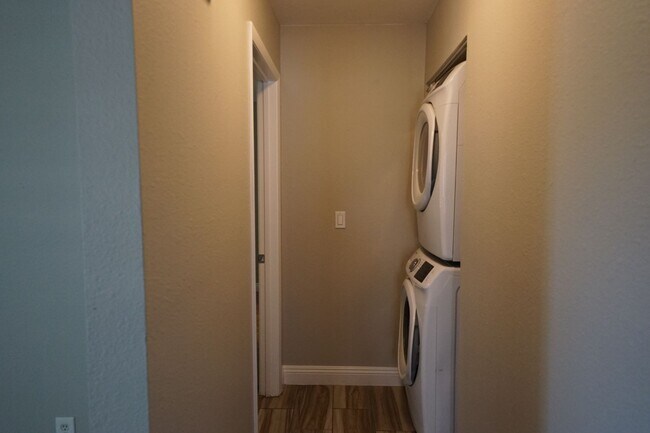 Building Photo - SHOWINGS AVAILABLE NOW