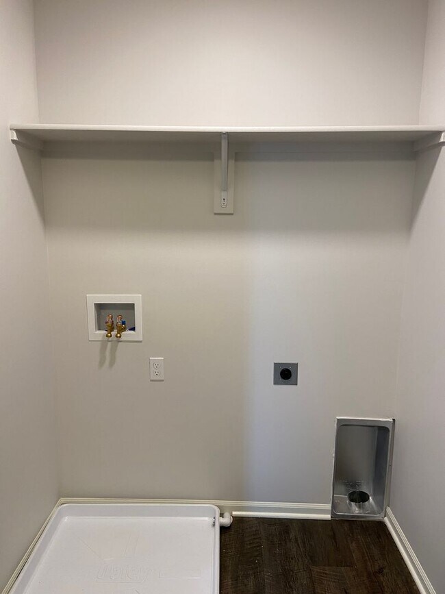 Building Photo - Pre-Leasing Now: Comfortable 3-Bedroom, 2.5-Bath Home in Oak Woods!