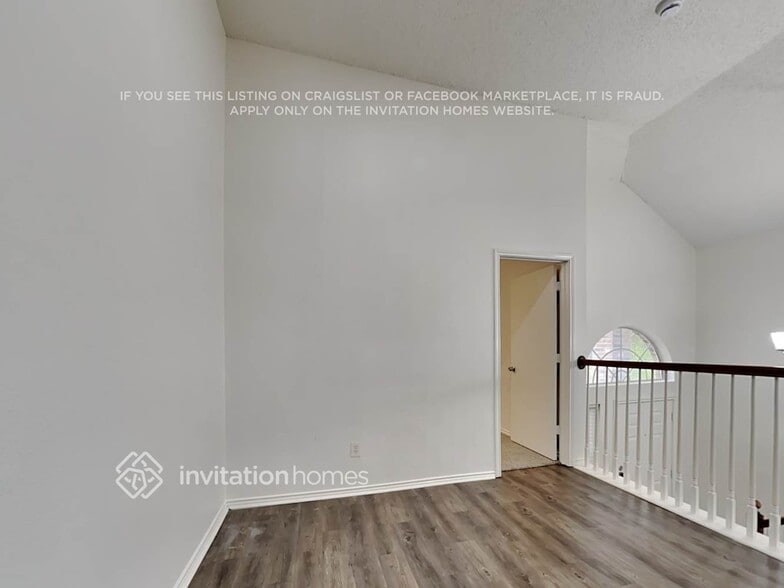 Building Photo - 2107 Camelot Dr