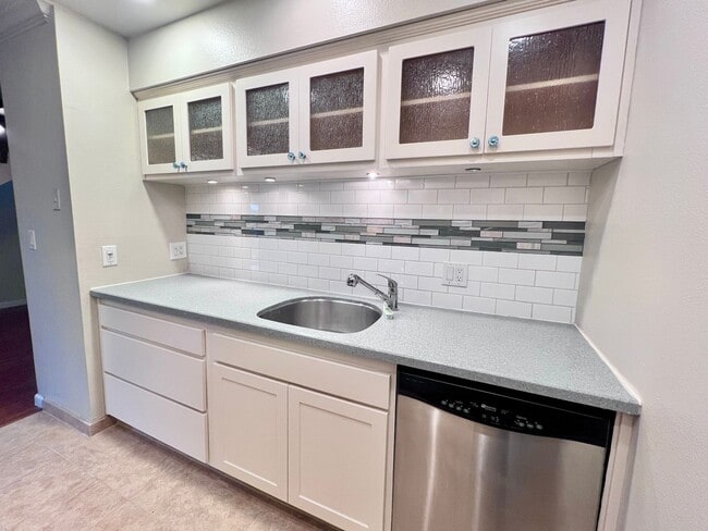 Building Photo - $1,795 Blackstone & Sierra, 2 Bed Condo + ...