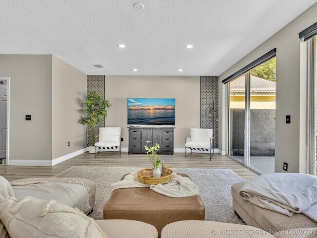 Building Photo - 7834 Oak Grove Cir