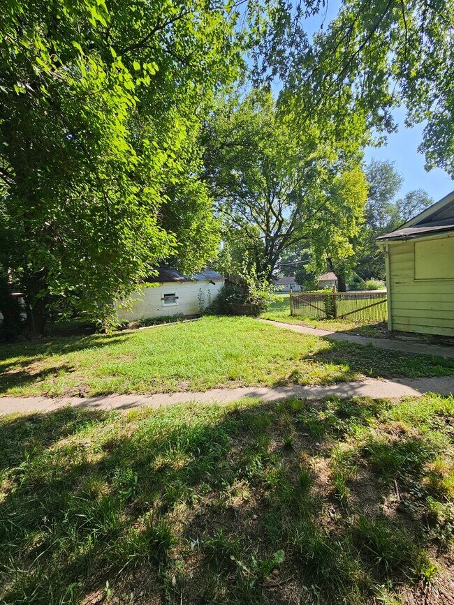 Building Photo - 2 bedroom | 1 Bathroom Home | Pets Welcome!