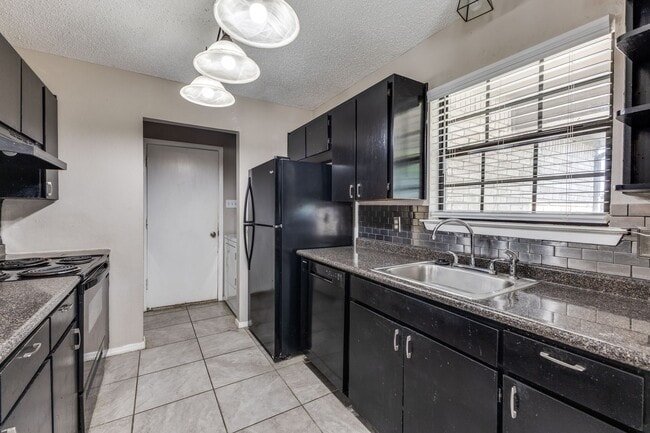 Building Photo - 3 Bedroom 2 Bath Home with Massive Fenced ...