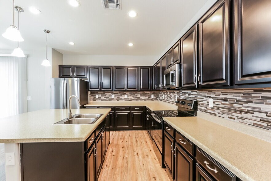 Building Photo - 6417 S 47th Dr