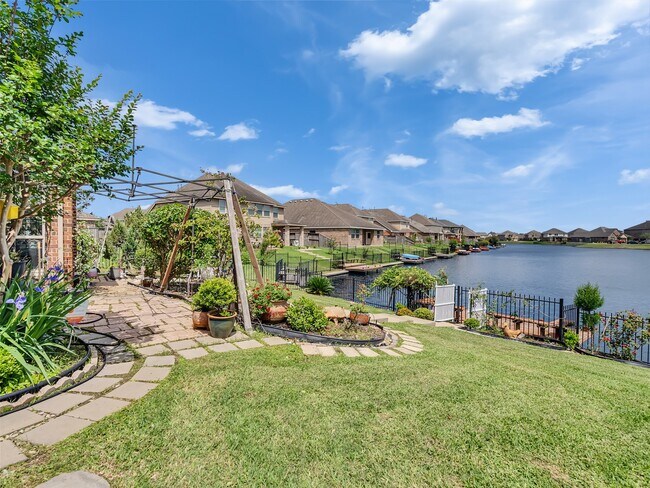 Building Photo - 2819 Lake Villa Dr