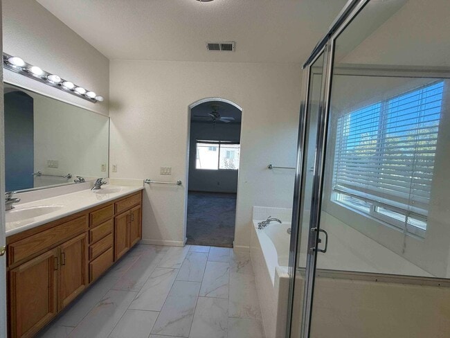 Building Photo - Spacious Cresleigh Ranch Home Near Schools...