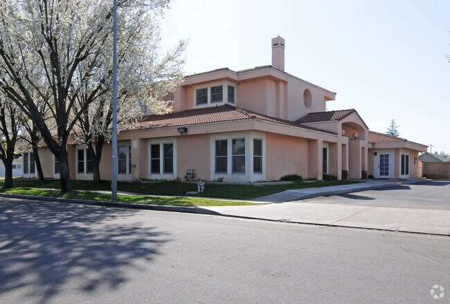Building Photo - 4291 N Millbrook Ave