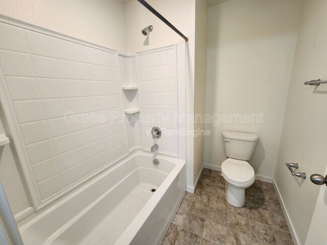 Building Photo - 508 Ledge St