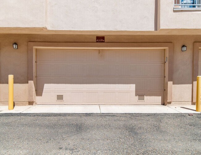 Building Photo - 2 Story 3 Bedroom Townhome Available Now!