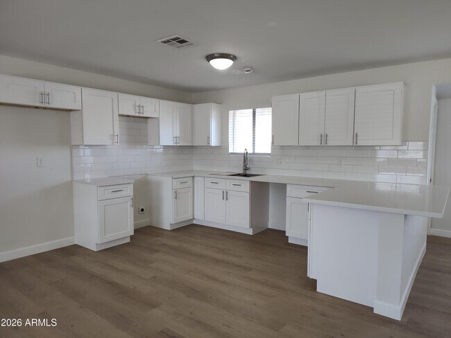 Building Photo - 2316 E Karen Dr