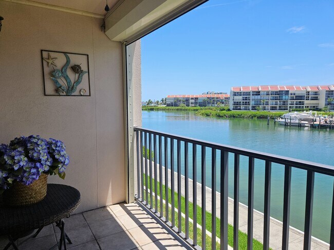 Building Photo - 7600 Sun Island Dr S