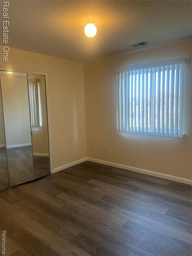 Building Photo - 15815 Lakeside Dr