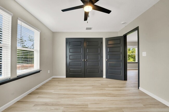 Building Photo - 3 Bed 2 Bath Duplex