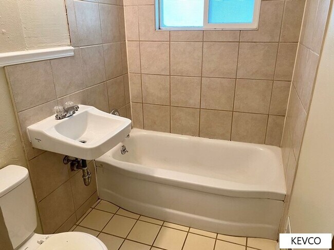 Building Photo - Three Bedroom Home Right By CSU Campus