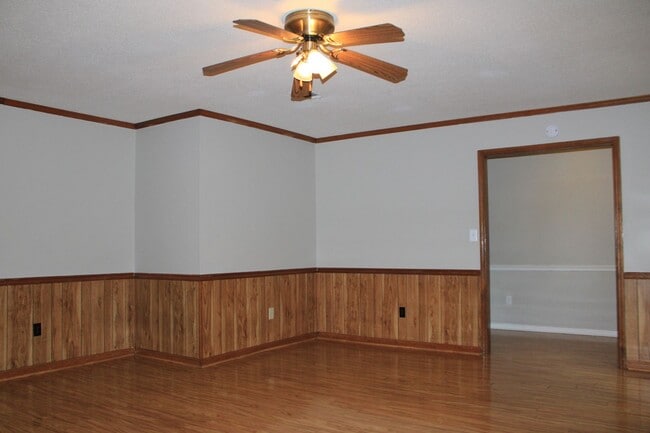 Building Photo - 3726 Crest Dr