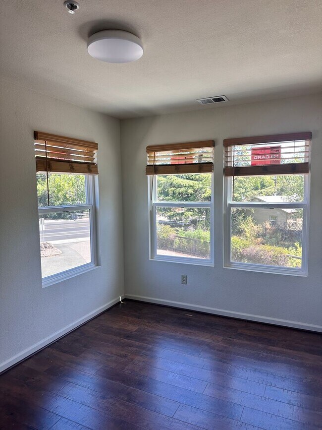 Building Photo - 3 bed/1.5 bath townhouse in Cotati