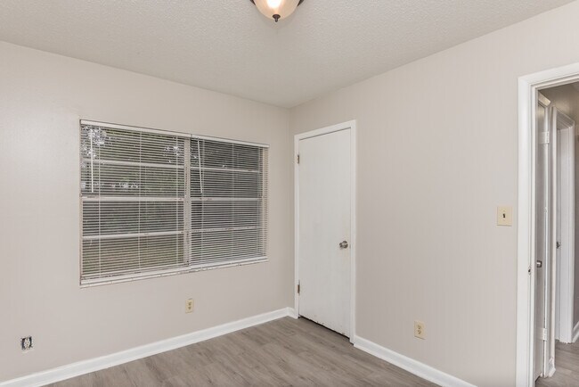 Building Photo - 6404 Dunbar Rd