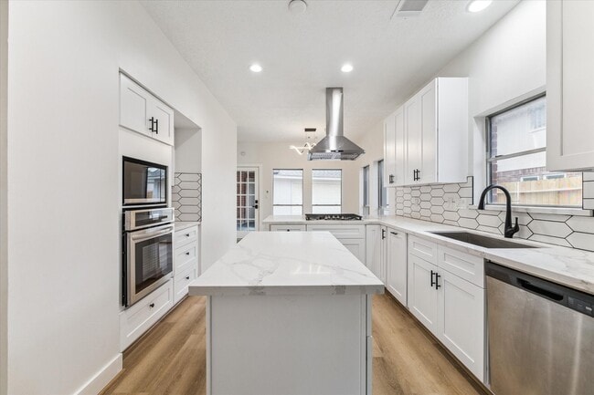 Building Photo - 14710 James River Ln