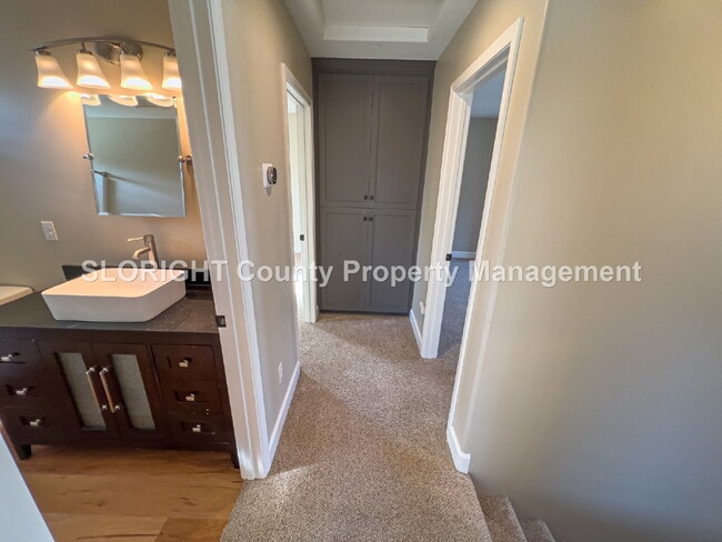 Building Photo - AVAILABLE NOW - Spacious Home Close to Downtown Paso Robles - 3 Bed / 2.5 Bath