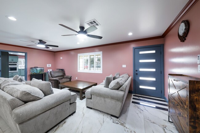 Building Photo - FOR RENT Fully Remodeled 4 Bed / 3 Bath Ho...