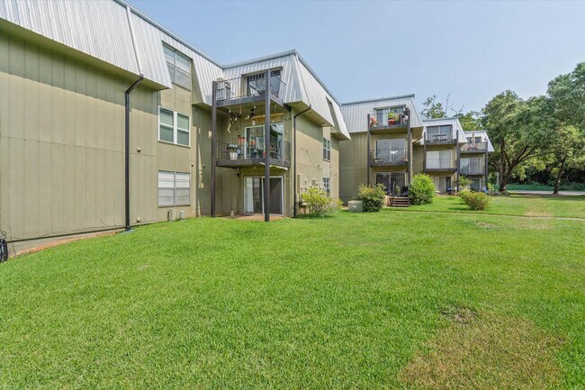 Building Photo - 119 Riverbend Dr