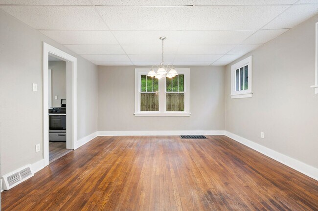 Building Photo - Updated 3 Bed, 1 Bath with Central AC, Laundry in Basement! Available Early June