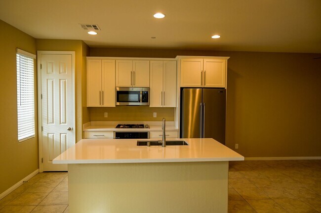 Building Photo - Beautiful 3 bed Townhome in Summerlin