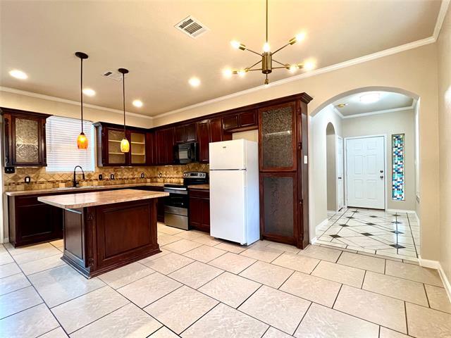 Building Photo - 2639 Blackstone Dr