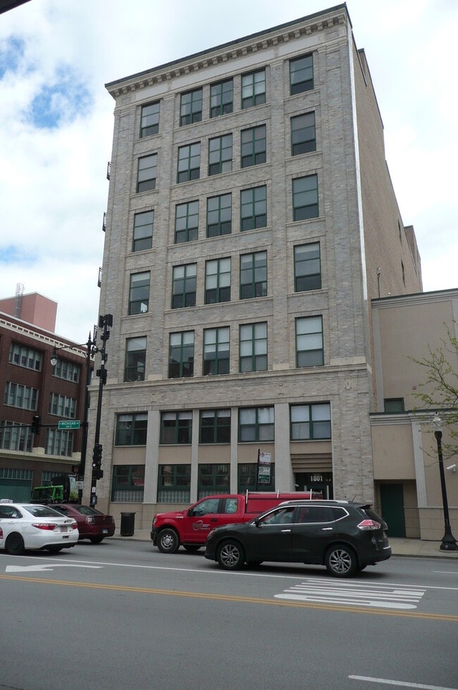 Primary Photo - 1801 S Michigan Ave